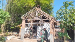 Babinsa dan Warga Gotong Royong Perbaiki Rumah Warga Kurang Mampu di Nganjuk