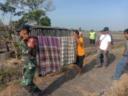 Babinsa Koramil 0810/15 Rejoso Dengan Sigap Evakuasi Warga yang Ditemukan Gantung Diri di Desa Binaannya