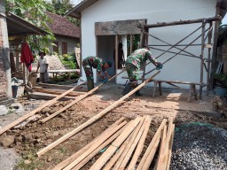 Babinsa Koramil 0810/19 Jatikalen Bantu Pembangunan Rumah RTLH di Desa Pulowetan