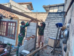 Babinsa Koramil 0810/01 Nganjuk Turut Bantu Warga dalam Program RTLH di Kelurahan Payaman