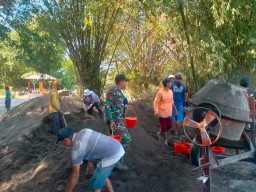 Babinsa koramil 0810-14/Gondang Bersama Warga Gotong Royong Bangun Jembatan