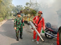 Babinsa Ngudikan Dampingi Kegiatan Fogging di Dusun Setren
