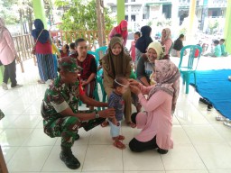Babinsa Koramil 0810/15 Rejoso Dampingi Bidan Desa dalam Kegiatan Posyandu Balita di Wilayah Binaannya