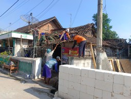 Babinsa Koramil 0810/03 Loceret Bantu Pembongkaran Rumah Tidak Layak Huni (RTLH) di Desa Kenep