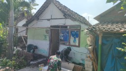 Babinsa Koramil 0810/12 Pace Bersama Warga Gotong Royong Rehab Rumah Tidak Layak Huni (Rutilahu)