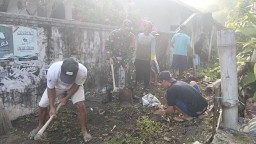 Wujudkan Manunggal TNI-Rakyat, Babinsa Koramil 0810/03 Loceret Gelar Kerja Bakti Bersama Warga