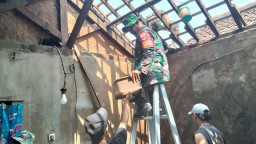 BABINSA KORAMIL 0810/06 KERTOSONO GELAR KARYA BAKTI BEDAH RUMAH BAGI WARGA KURANG MAMPU