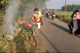 Ciptakan Lingkungan Bersih, Babinsa Bagor Gelar Kerja Bakti Bersama Warga