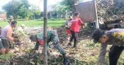 Babinsa Werungotok Bersama Warga Gelar Kerja Bakti Pembersihan Sampah di Jalan Umum