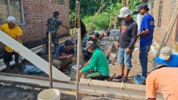 Gotong Royong TNI dan Masyarakat Bangun Bedah Rumah di Lingk. Bulakrejo Kel.Warujayeng