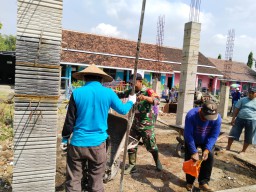 Babinsa Koramil 0810/19 Jatikalen Bantu Warga Bangun Rumah, Wujudkan Sinergi TNI dan Rakyat