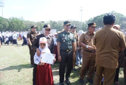 Dandim Nganjuk Hadiri Apel Akbar Penerima KNC 2025 di Stadion Anjuk Ladang