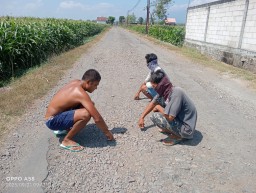 Jalan Rusak Menuju SMP 2 Banaran Pace, Warga Ancam Tanam Pohon Pisang