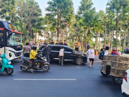 Bus, Truk, dan Avanza “Ciuman Beruntun” di Jantung Kota Kediri!