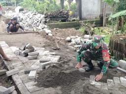 Wujudkan Jalan Halus, Babinsa Peduli Infrastruktur Desa Ikut Pasang Paving Bersama Warga