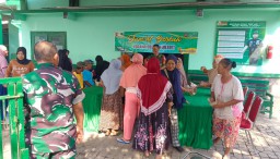 Jum'at Berkah Anggota Koramil 0810/03 Loceret Bagikan Nasi Kotak Gratis Untuk Masyarakat Kurang Mampu