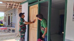 Babinsa Koramil 0810/19 Jatikalen Bantu Pembangunan Rumah RTLH di Desa Jatikalen