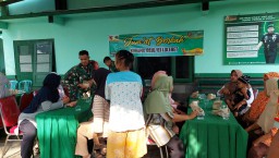 Koramil 0810/03 Loceret Gelar Jumat Berkah, Bagikan Nasi Bungkus untuk Warga