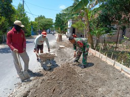 Babinsa Koramil 0810/02 Bagor Gelar Karya Bakti Meratakan Tanah Timbunan di Desa Kendalrejo