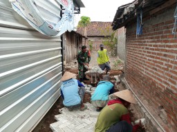 BABINSA BERSAMA WARGA LAKSANAKAN KARYA BAKTI PEMASANGAN PAVING DI DESA BALONGREJO