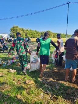 Babinsa Koramil 0810/15 Rejoso Laksanakan Komsos dengan Masyarakat Sebelum Kerja Bakti di Wilayah Binaan
