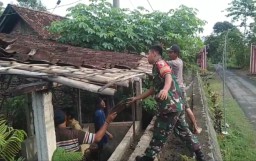 Babinsa Koramil 05/Sawahan Bersama Warga Laksanakan Karya Bakti Perbaiki Rumah Warga