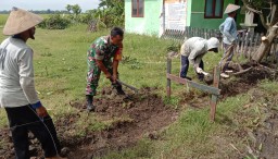 Babinsa Koramil 0810/15 Rejoso melaksanakan Kerja Bakti Pembuatan Pondasi Pagar Polindes di Wilayah Binaan