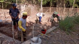 Babinsa Koramil 0810/03 Loceret Bantu Warga Bangun Rumah di Desa Sombron