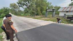 Kejari Lamongan Cek Fisik Proyek Jalan Beton Mantup – Ayamalas, Pastikan Sesuai Spesifikasi dan Tepat Waktu