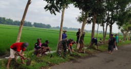 Babinsa Katerban Bersama Warga Laksanakan Karya Bakti Pembuatan Parit