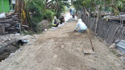 Babinsa Gondang dan Warga Gotong Royong Pasang Paving Jalan Desa
