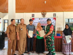 Babinsa Koramil 0810/15 Rejoso Dampingi Penyerahan Sertifikat Tanah Program PTSL di Desa Musir Lor