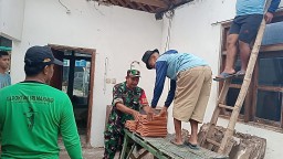 Babinsa Sumberwindu Bantu Renovasi Rumah Warga, Wujudkan Kepedulian dan Kemanunggalan TNI-Rakyat