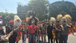 Dandim 0810/Nganjuk Dipanggul Reog Ponorogo di Puncak HUT ke-80 TNI Tahun 2025