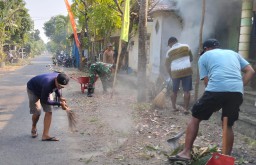 Babinsa Koramil 0810/07 Patianrowo dan Warga Bukur Gelar Kerja Bakti Sambut Tradisi Nyadran