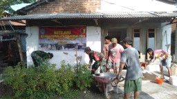 Babinsa Koramil 0810/10 Tanjunganom Gotong Royong Renovasi Rumah Tidak Layak Huni