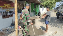 Babinsa Kertosono dan Warga Gotong Royong dalam Karya Bakti di Kampung Binaan