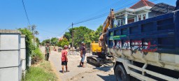 Babinsa Dampingi Program Desa dan PUPR Bangun Drainase untuk Atasi Banjir
