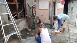 Babinsa Juwono Bantu Warga Bangun Rumah di Desa Juwono Kecamatan Kertosono kabupaten Nganjuk.