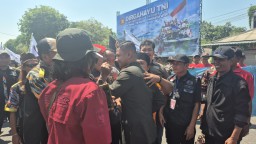 Dandim 0810/Nganjuk Dapatkan Pelukan Hangat dari Warga Nganjuk Saat Puncak Acara HUT ke-80 TNI Tahun 2025