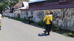 Kegiatan Kerja Bakti Pembersihan Rumput di Pinggir Jalan Menuju Pasar Baru di Kelurahan Kartoharjo Koramil 0810 / 01 Nganjuk