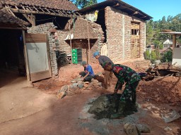 Babinsa Koramil 0810/18 Ngetos Bantu Warga Perbaiki Rumah di Desa Blongko