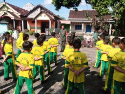 Membentuk Karakter dan Disiplin Sejak Dini, Babinsa Berikan Pelatihan Peraturan Baris Berbaris (PBB) Tingkat SD
