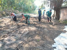 Babinsa Dlururejo Bantu Warga Binaan Pasang Paving Blok