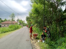 Babinsa Katerban Ikut Karya Bakti Pasang Lampu Jalan Demi Wujudkan Kemanunggalan TNI-Rakyat