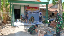 Meskipun Hari Libur, Babinsa Koramil 0810/15 Rejoso Tetap Semangat Bantu Perbaiki Rumah Warga Binaan di Desa Ngadiboyo