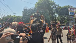 Ratusan Warga Nganjuk Gelar Aksi Spontan Ucapkan Selamat HUT ke-80 TNI