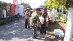 Babinsa Koramil 19/Jatikalen Bantu Warga Bangun Pondasi Rumah
