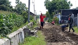 Babinsa Tanjunganom Ajak Warga Gotong Royong Perbaiki Akses Jalan Desa
