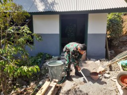 BABINSA BANTU WARGA RENOVASI RUMAH TINGGAL LAYAK HUNI